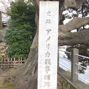 記念碑は、本覚寺 山門脇にあります