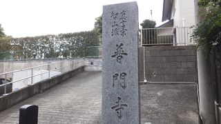 京急「神奈川」駅ちかくの「普門寺」にあります