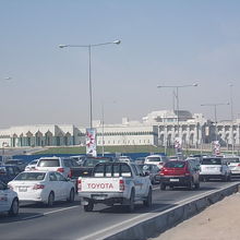 真珠のモニュメント付近から見た首長の館