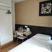 2つのベッドの間には衝立あり