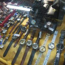 タイ文字の腕時計、懐中時計もあります。