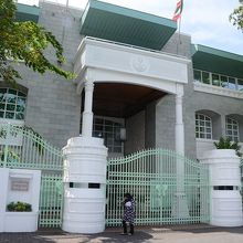 桟橋に面した大統領オフィス正門前。