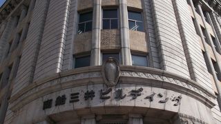 海岸通に面して建つ・・・