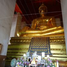 大仏（糸の飾りは新年のお祝い用でしょうか？）