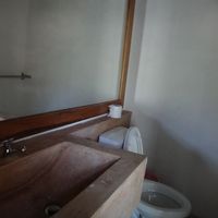 大きな鏡のあるバス＆トイレ。水圧＆温度はOK。