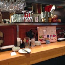 カウンター席、立ち飲みです。