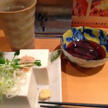 イカの沖漬けと冷奴に焼酎お湯割り。