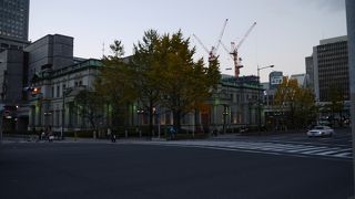 御堂筋に立つ立派な建築物