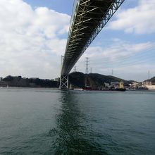 関門海峡を通るタンカー