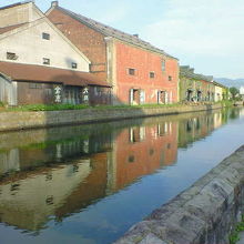 青い水面に写る赤い姿が映えてます。