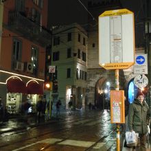 トラムが単線になり門をくぐります。