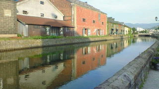 小樽運河で目立つ赤レンガ倉庫