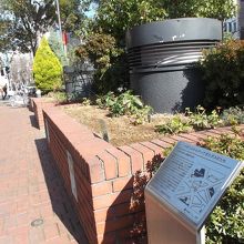 隣接して、この記念物も。