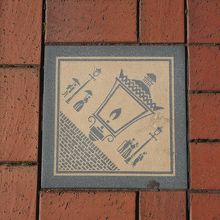 広場の足元には