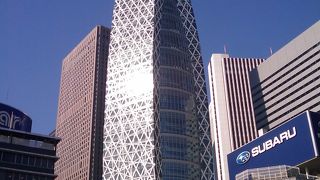 新宿西口の駅前にある未来的な超高層ビル