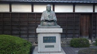 ビジネス街のビルの間にポツン