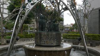 県庁と市役所の間にあります