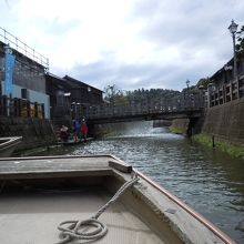 小野川をめぐる和船からジャージャー橋をのぞむ