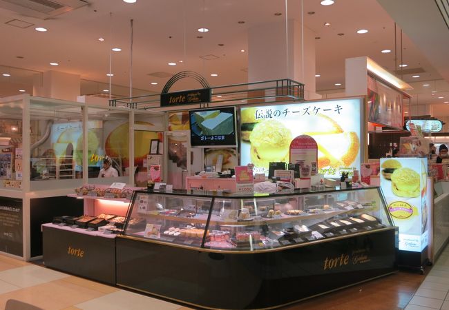 横浜ワールドポーターズ１Fにあるチーズケーキ・チーズシュークリームのお店
