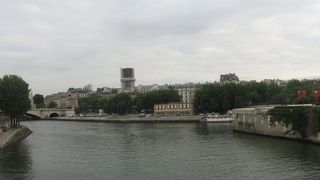 パリ発祥の地は今では最高級住宅地