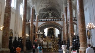 大理石の石棺とブロンズ像は見事