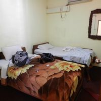 窓無しの独房部屋でクーラー付き