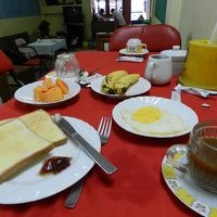 朝食。どの安宿でも同じ内容。