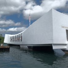 海上のこの建物の下に戦艦が沈んでいます