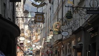 鉄細工の看板が素晴らしい小路