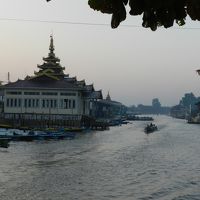 宿のすぐ横はインレー湖につながる運河になっている。