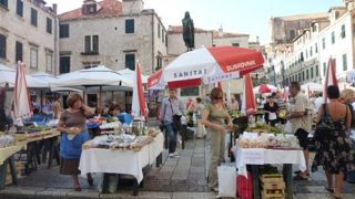 ドブロヴニク旧市街の青空市場はお土産におススメ♪
