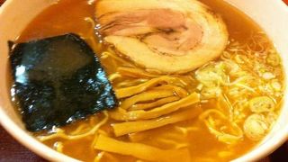 魚介系と動物系から作られた絶品の醤油ラーメン。並んでも食べたい味です！