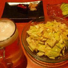 とりあえずのビールとピリ辛キャベツ
