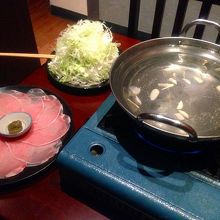 豚しゃぶは大量のネギとともに