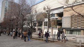 広々とした大通りのような公園