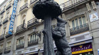 お上りさんには楽しい熊の像に道の起点標