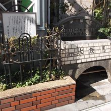 馬車道十番館前にあるもの、解説版あります