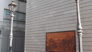 記念碑が関内ホール前に・・