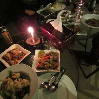 夕食はプールサイドに運んでもらった