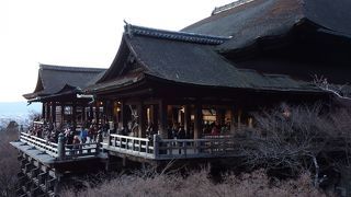 観光客で大賑わい