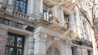 横浜市歴史的建造物指定1号です・・大正と現代がコラポしたビル