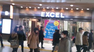 こじんまりとした駅ビルですが、いろいろあります。