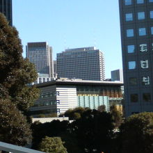 日枝神社から撮影。隣の山王パークタワーの陰で守られています。
