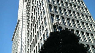 首相官邸の防護壁のように聳え立つビル