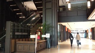 多様なショップとレストランが揃う