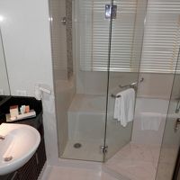 バスルームです。バスタブ横に窓あり隣のビルから見えちゃいます