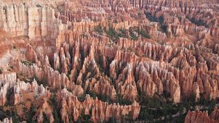 朝に太陽に照らされた地形は驚異の景観