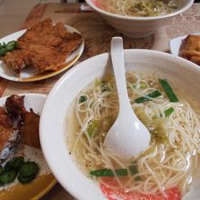 排骨が乗っているかと思いきや別皿。あっさりスープで美味。