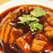 豚バラの煮込み。トンポーロー風ですが、中に隠れてる野菜が塩漬