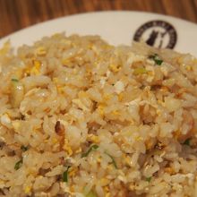 無難は海老チャーハン。マクロレンズ持ち歩かずピントが少し合わ